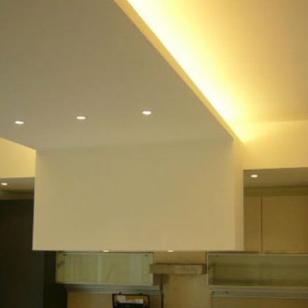 Controsoffitto in cartongesso con luce diffusa e faretti. ristrutturazioni Roma